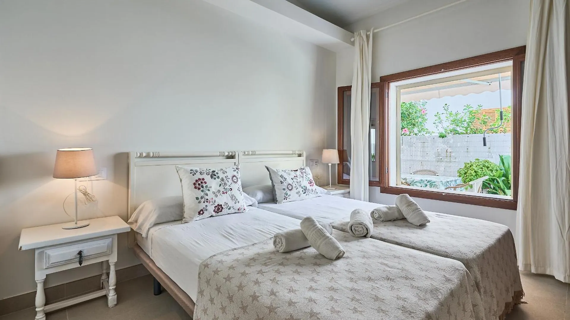 펜션 Villa Hibiscus 포엔샤 항구